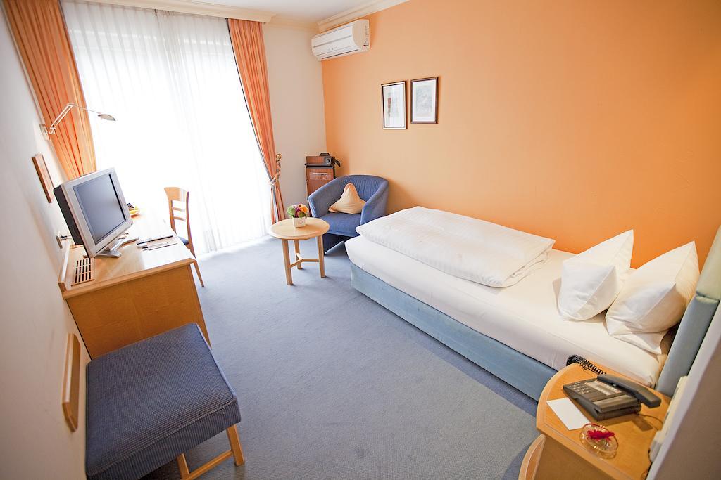 Hotel Krone Ohg Ґерлінґен Номер фото